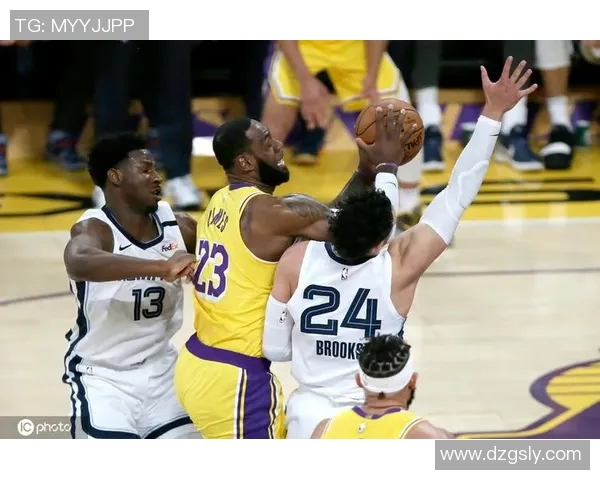 2019年湖人队与灰熊队激战回顾：经典对决与精彩瞬间分析