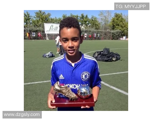 穆西亚拉的崛起之路：从青训新星到足球场上的闪耀之光