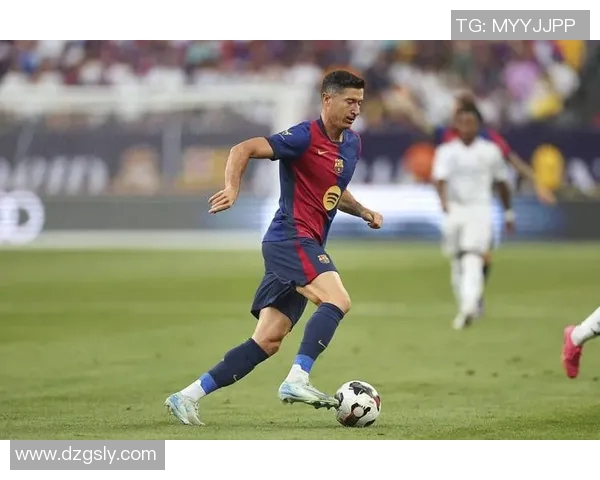 莱万状态火热欧冠赛场大放异彩射手榜领跑势不可挡